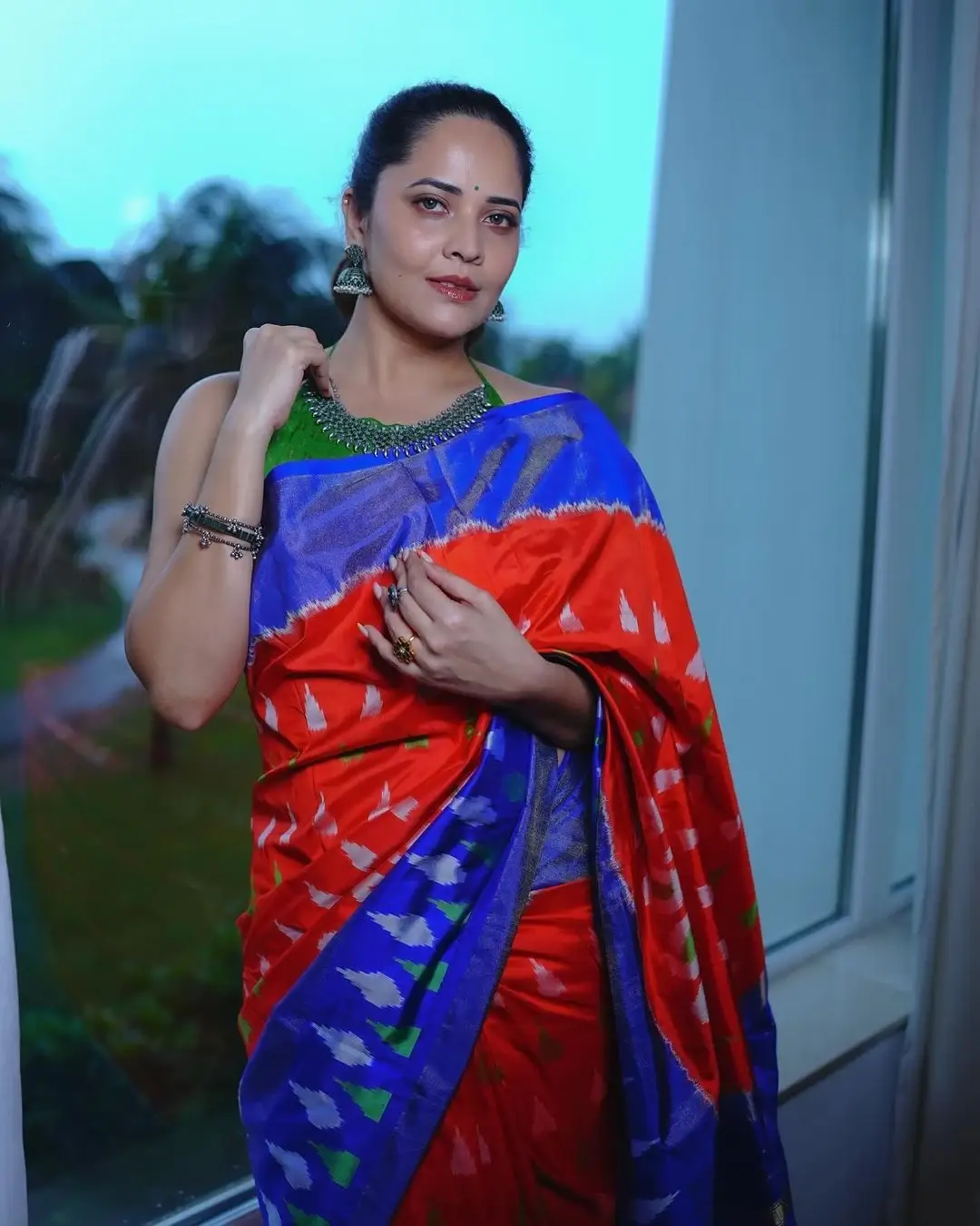 South Actress Anasuya Bharadwaj in Sleeveless Orange Saree